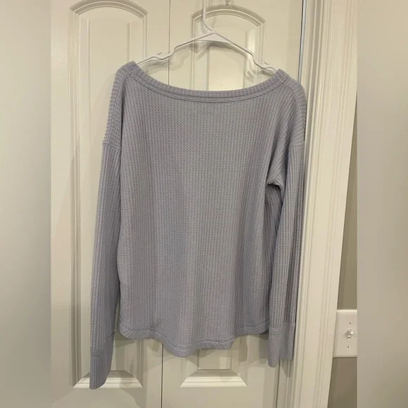 SOLD‼️ Hollister Light Blue V-Neck Top, Sz Small - Picture 4 of 4